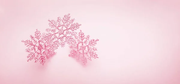 Festlicher Winterhintergrund mit dekorativen Schneeflocken im Fliegen. — Stockfoto