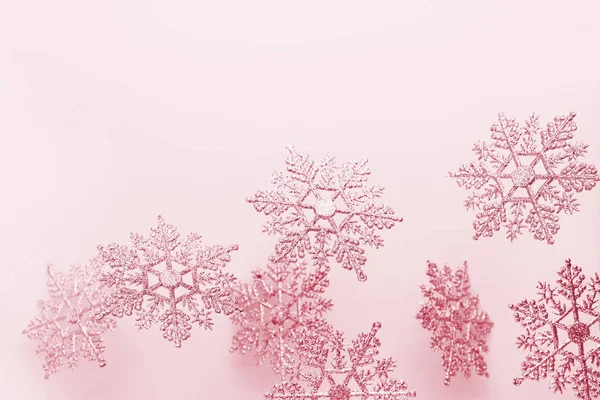 Uroczyste tło zimowe z dekoracyjnymi płatkami śniegu w locie. — Zdjęcie stockowe