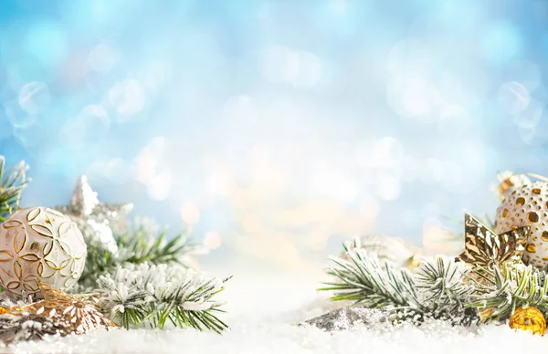 Jul vinter bakgrund med julgranskulor och gran — Stockfoto