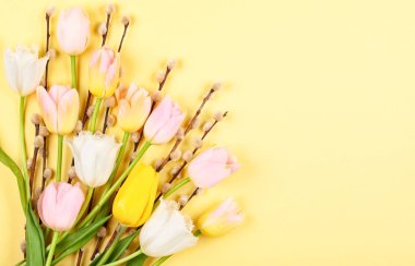 Lale ve kedi söğüt şube ile çiçekler kompozisyon ye