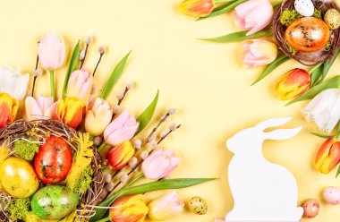 Yuva ve bahar çiçekleri Paskalya yumurtaları ile Paskalya kompozisyon