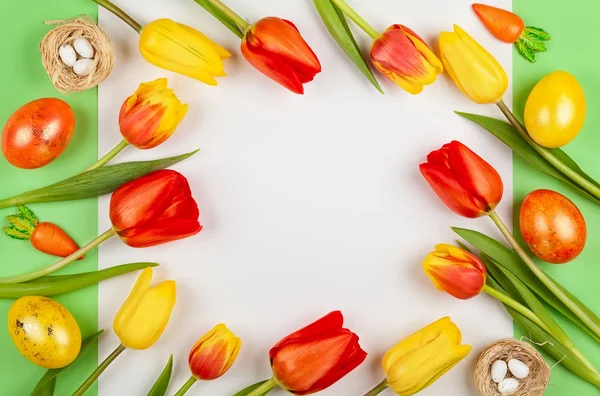 Güzel kırmızı lale çiçekler ve Paskalya yumurtaları tatil için. — Stok fotoğraf