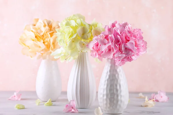 Bukiety pięknej hortensji w wazach — Zdjęcie stockowe