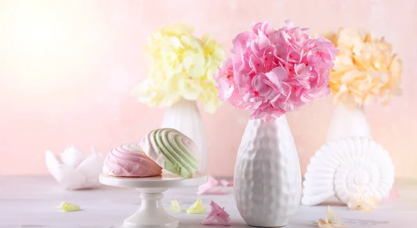 Buketter av vackra hortensia i vaser — Stockfoto
