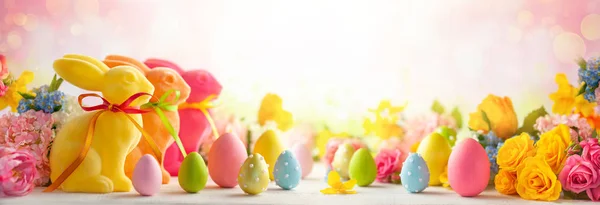 Paskalya yumurtaları, renkli tavşanlar ve baharla süslenmiş Paskalya süsü. — Stok fotoğraf