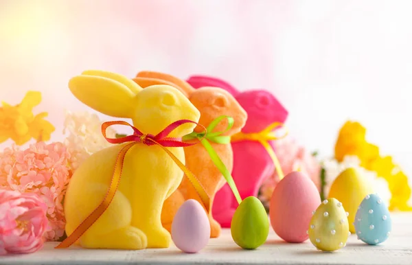 Decorazione pasquale con uova di Pasqua, conigli colorati e primavera — Foto Stock