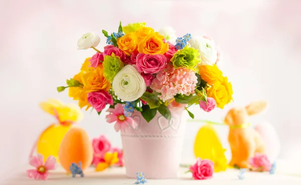 Vazoda bahar çiçekleri ve Paskalya süslemeleri. — Stok fotoğraf