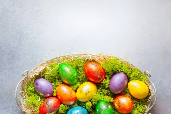 复活节组成与五颜六色的复活节彩蛋 — 图库照片