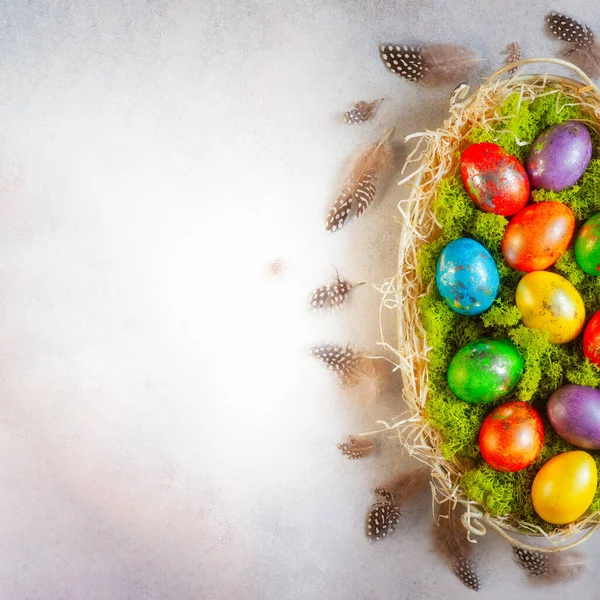 Renkli Paskalya yumurtaları ile Paskalya kompozisyon — Stok fotoğraf