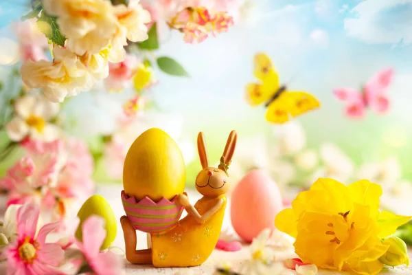 Decoración de Pascua con conejito, huevos de Pascua y hermosa primavera f — Foto de Stock