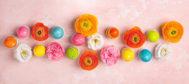 Paskalya yumurtaları ve rengarenk bahar çiçekleri.