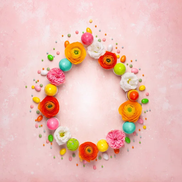 Пасхальные яйца и красочные весенние цветы, сделанные в форме яйца на — стоковое фото