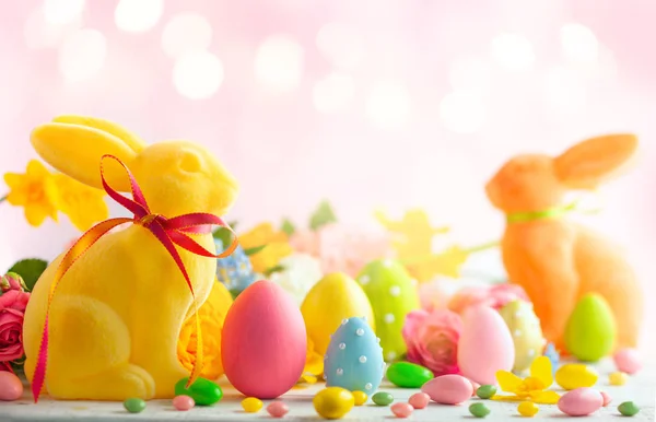 Пасхальное украшение пасхальными яйцами, красочными кроликами и весной — стоковое фото