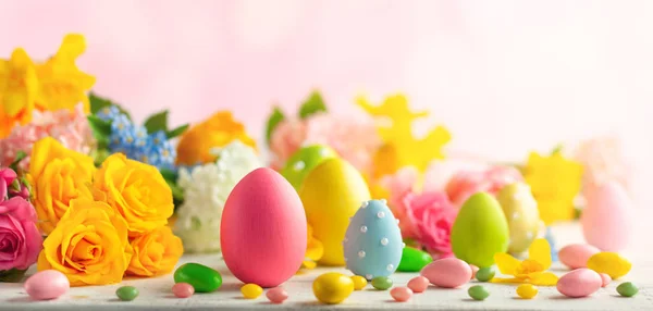 Decoração de Páscoa com ovos de Páscoa e flores de primavera em w branco — Fotografia de Stock