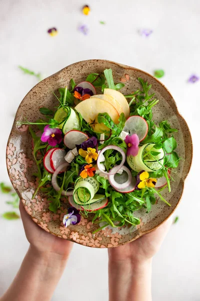 美味的夏季沙拉 配上可食用的花 微绿色蔬菜和奶酪 女人拿着有沙拉的盘子 顶视图 清洁健康饮食概念 — 图库照片
