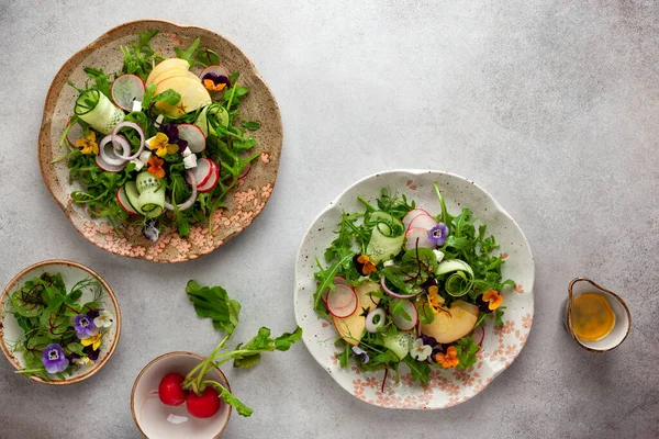 Lezzetli Yaz Salatası Yenilebilir Çiçekler Sebzeler Meyve Mikro Yeşiller Klasik — Stok fotoğraf