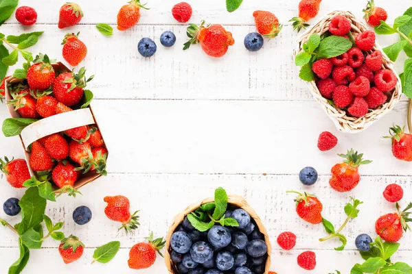 白木の背景にバスケットに様々な新鮮な果実 トップビュー 夏の食べ物の概念 コピースペース — ストック写真