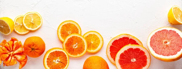 Ассорти Свежих Цитрусовых Белом Фоне Апельсины Грейпфруты Лимоны Мандарины Чистое — стоковое фото