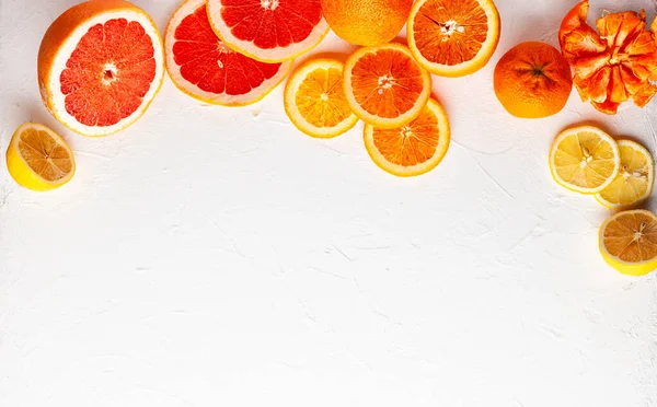 在白色的背景上对新鲜柑橘类水果进行分类 包括橘子 橘子等 干净的饮食 健康的生活 顶部视图 — 图库照片