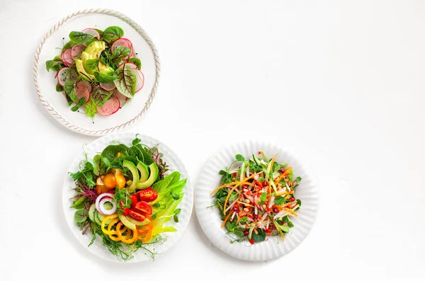 各种健康的沙拉 新鲜蔬菜 水果和微青菜摆在桌上 干净的食物 午餐碗 顶部视图 家庭用餐的概念味道 — 图库照片