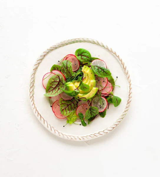 Heerlijke Gezonde Salade Van Verse Avocado Radijs Sla Microgreens Witte — Stockfoto