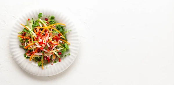新鲜胡萝卜 松仁和石榴等美味的健康沙拉放在白盘上 干净的食物 顶部视图 — 图库照片