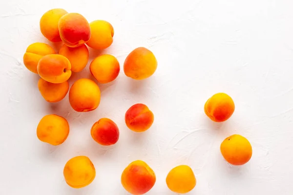 Frische Bio Aprikosen Auf Weißem Hintergrund Vegetarisch Sauber Und Gesund — Stockfoto