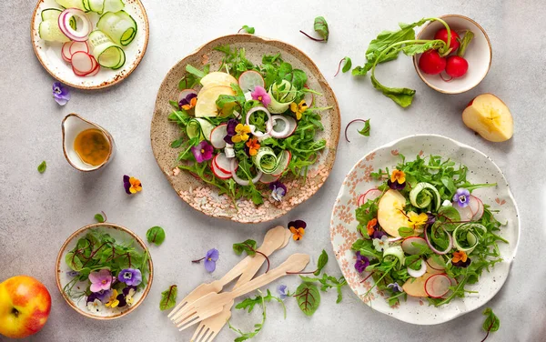 Heerlijke Zomersalade Met Eetbare Bloemen Groenten Fruit Microgreens Kaas Schoon — Stockfoto