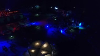 Göl kenarında bir gece parti. Havadan görünümü