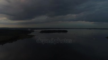 Gökyüzünün koyu, bir bulut, bir fırtına var