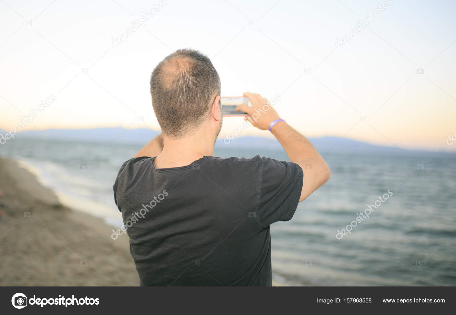 Homme Sur La Plage Prendre Des Photos Avec Téléphone