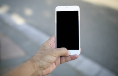 bir elinde cep telefonu