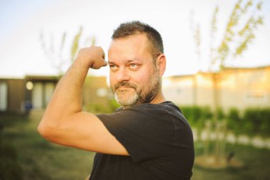 Mutlu bir adam kameraya gülümse