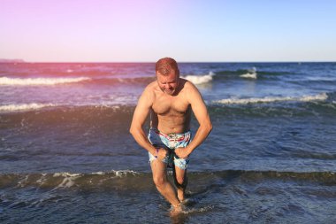 mutlu bir adam sahilde