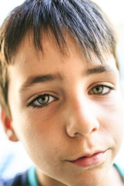 Kameraya bakarak yeşil gözlü çocuk