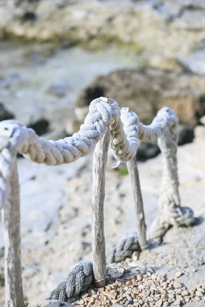 Corda velha na praia — Fotografia de Stock