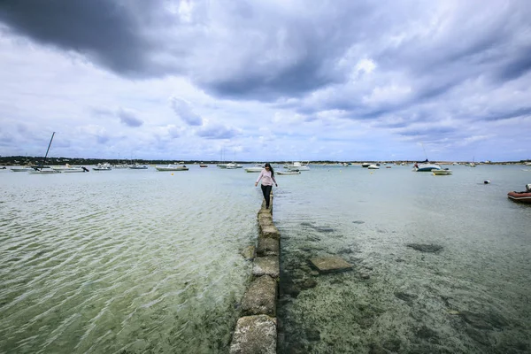 Chica caminando en la playa — Foto de Stock