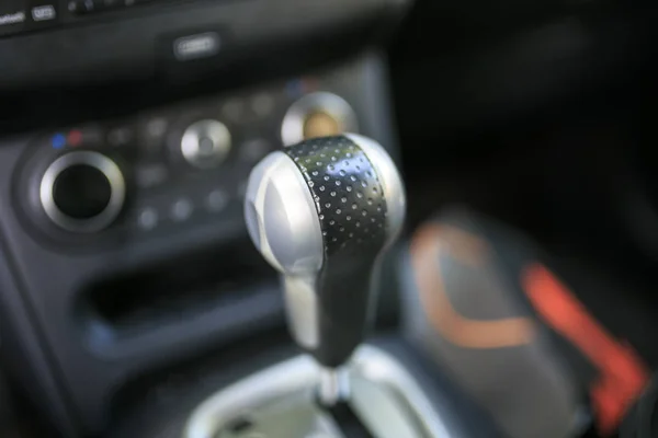 Bir araba otomatik vites