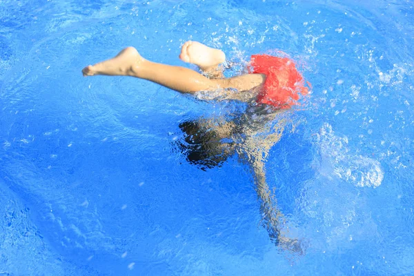 Boy in the swimming pool — Stock Photo, Image