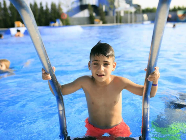 Ragazzo in piscina — Foto Stock