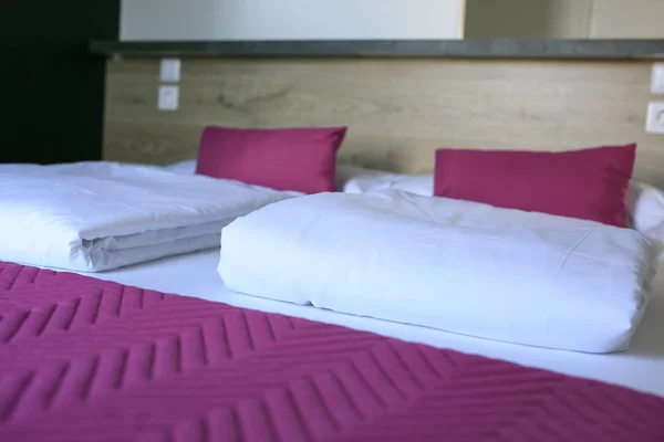 Bett und Kissen im Hotel — Stockfoto