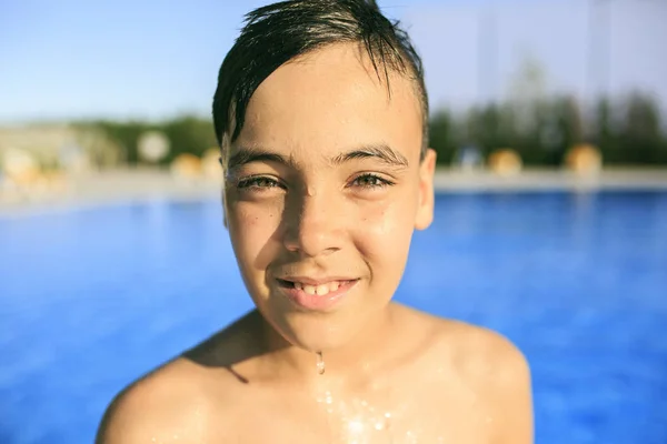 Garçon dans la piscine — Photo