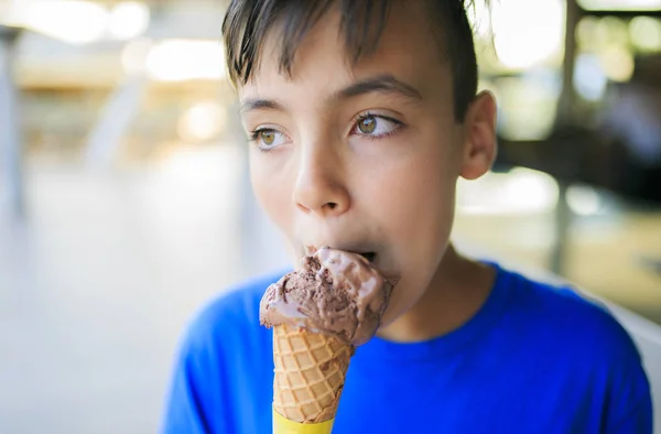 Chico comiendo un delicioso helado —  Fotos de Stock