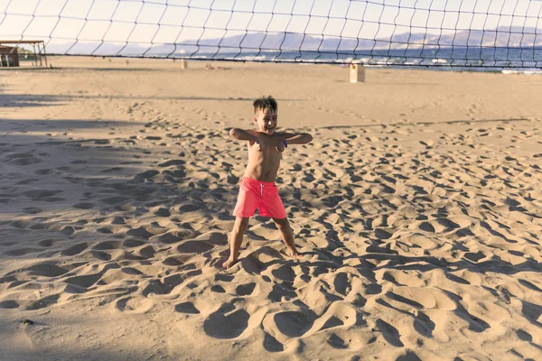 Bambini che giocano a calcio sulla spiaggia — Foto Stock