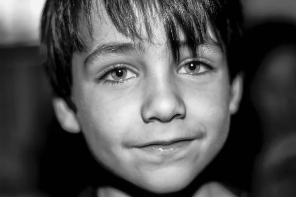 Verde ojos chico negro y blanco retrato — Foto de Stock