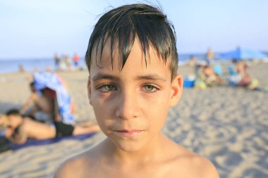 Sahilde yeşil gözlü çocuk