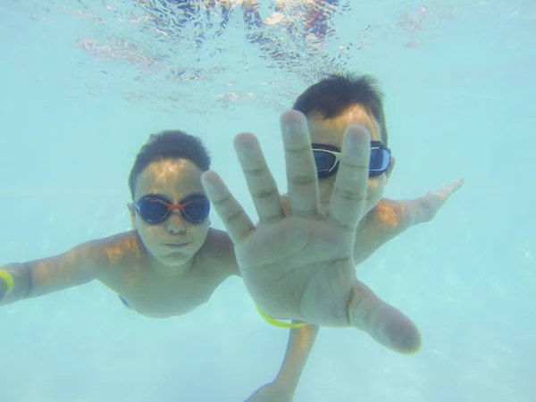 Ragazzi che giocano sott'acqua in piscina — Foto Stock