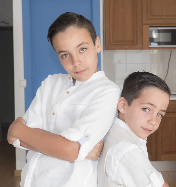 Dos guapos ojos verdes chicos — Foto de Stock