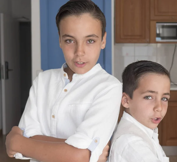 Dos guapos ojos verdes chicos —  Fotos de Stock