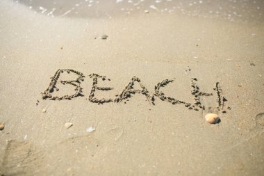 Kum plajı üzerinde çizilmiş mektup